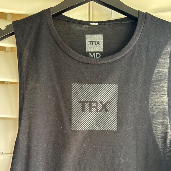 Black Sleeveless Muscle Tee - Picture 2 of 4